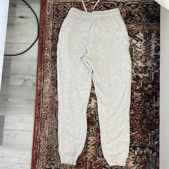 Lululemon Scuba High-Rise Joggers - Picture 3 of 3